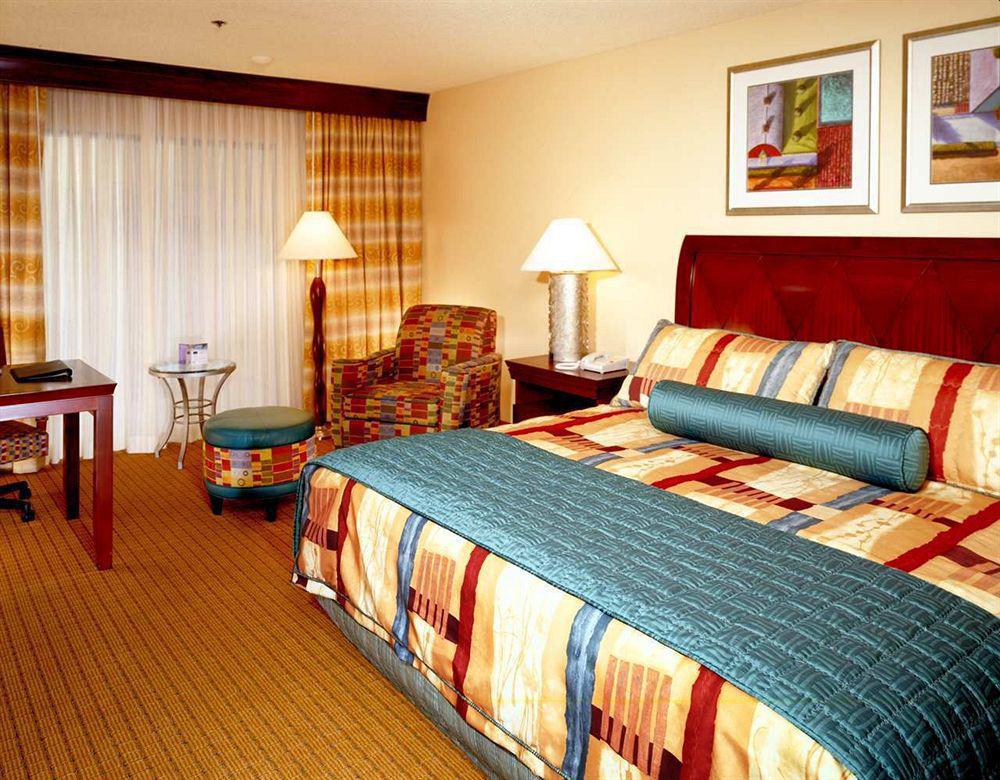 Doubletree By Hilton Bakersfield Hotel Room photo